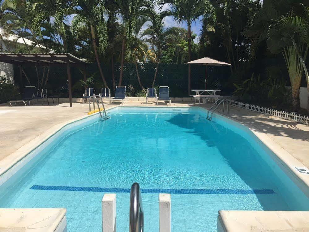 Southern Surf Beach Apartments Rockley Екстер'єр фото